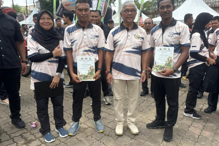 3 staf kibar Bendera UMPSA tawan puncak Gunung Tahan