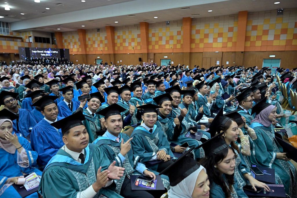 1,854 graduan terima ijazah dan diploma pada hari kedua Majlis Konvokesyen UMPSA
