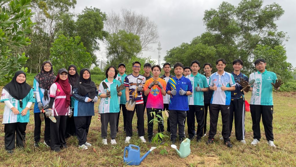 100 Pokok Hutan Ditanam di Rimba Komuniti UMPSA Pekan