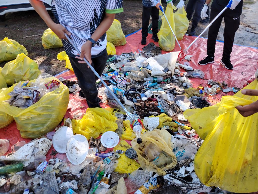  100 volunteers from UMPSA, TMB, SWCorp, and Alam Flora clean Cherok Paloh Beach while plogging