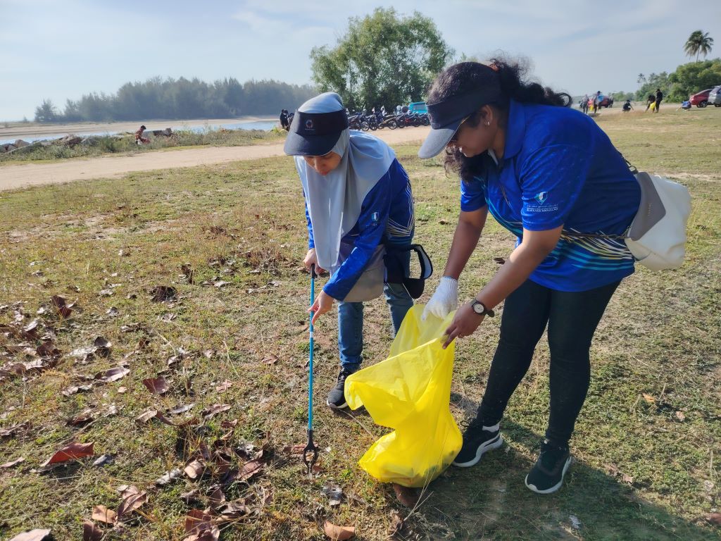 100 sukarelawan UMPSA, TMB, SWCorp dan Alam Flora bersihkan  Pantai Cherok Paloh sambil plogging