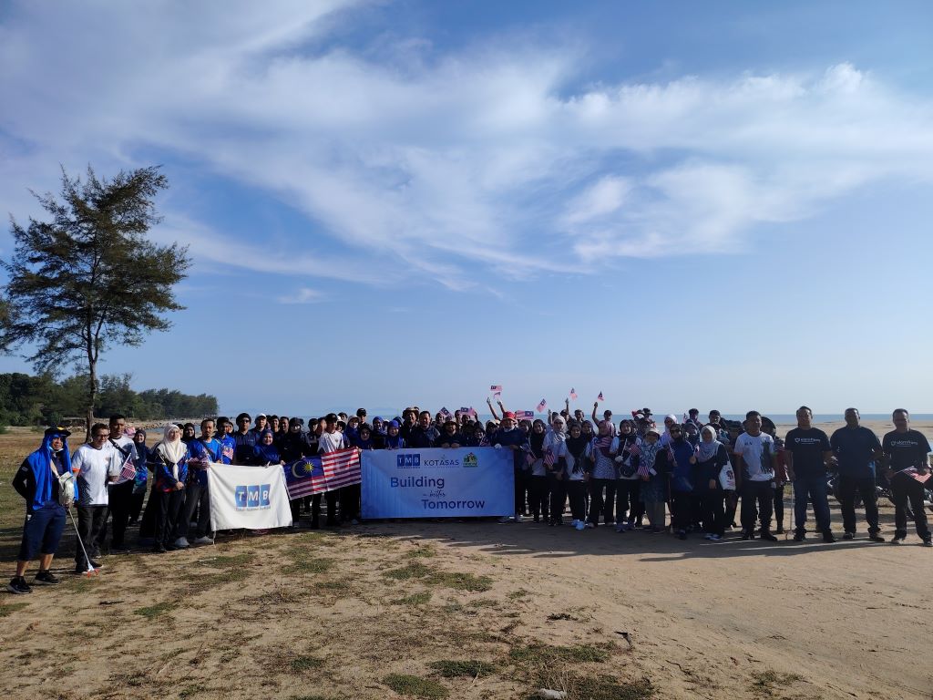  100 volunteers from UMPSA, TMB, SWCorp, and Alam Flora clean Cherok Paloh Beach while plogging