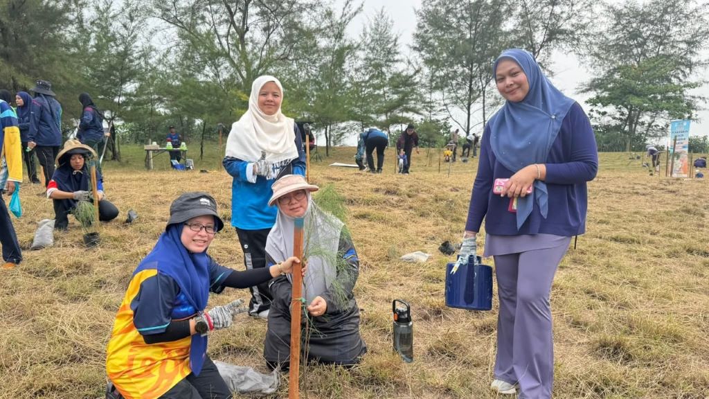 120 sukarelawan jayakan program Penanaman 400 Pokok Rhu di Pantai Lagenda