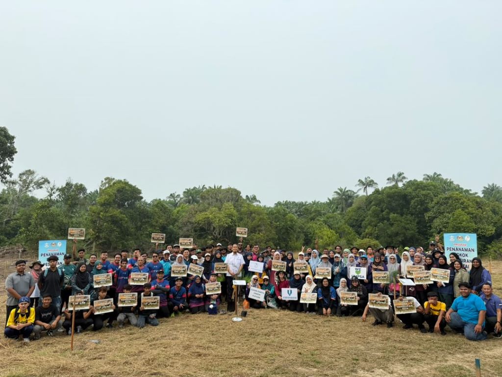 120 sukarelawan jayakan program Penanaman 400 Pokok Rhu di Pantai Lagenda