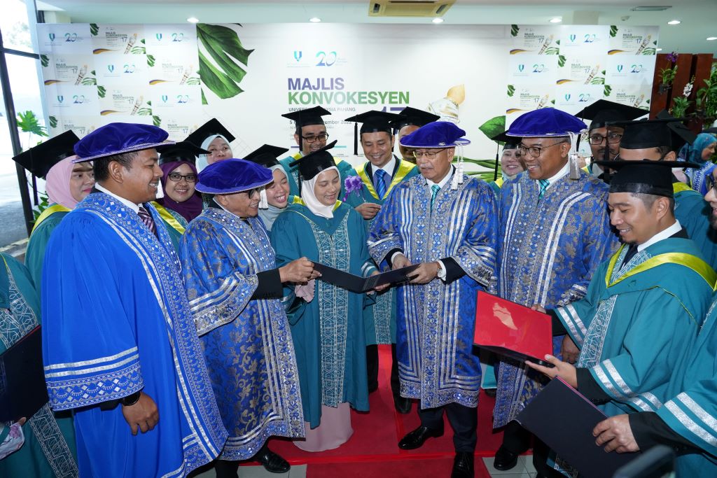 15 graduan Program Khas Pemantapan Bakat Pengurusan dan Profesional terima MBA