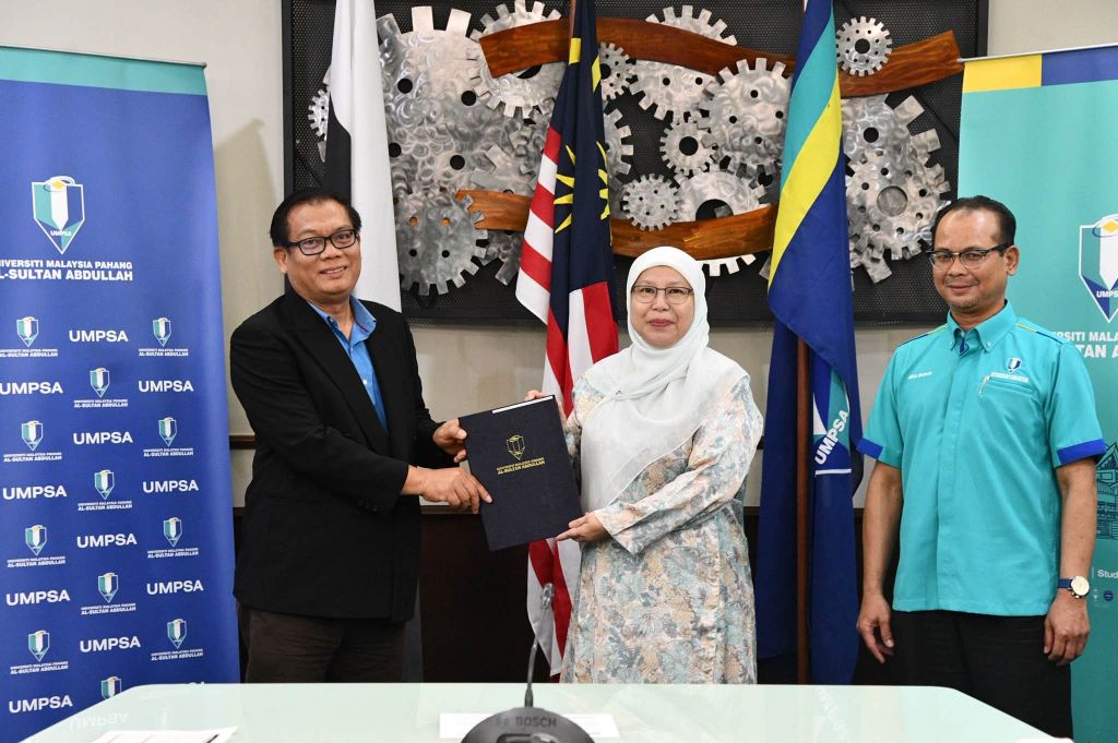 16 warga UMPSA terima kenaikan pangkat, terus pacu kecemerlangan universiti