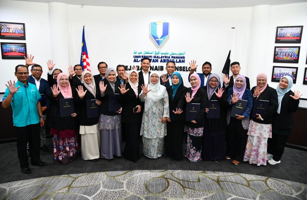 16 warga UMPSA terima kenaikan pangkat, terus pacu kecemerlangan universiti