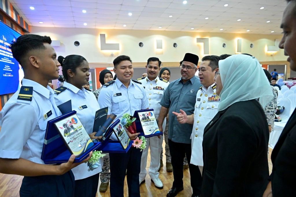 3 UMPSA PASKAM Second Lieutenants receive Best Cadet Award Series 1/2023