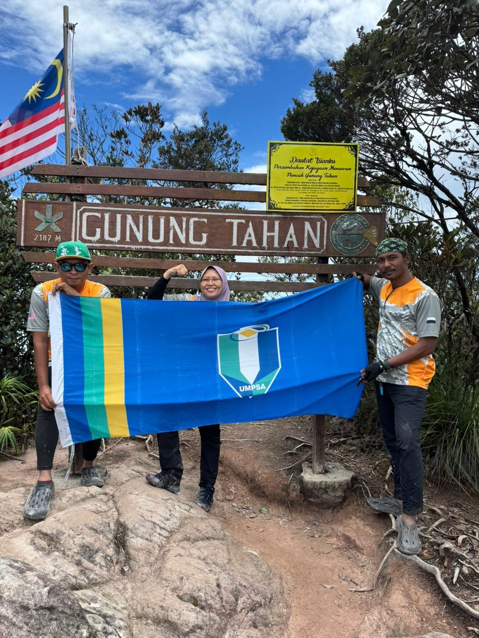3 staf kibar Bendera UMPSA tawan puncak Gunung Tahan