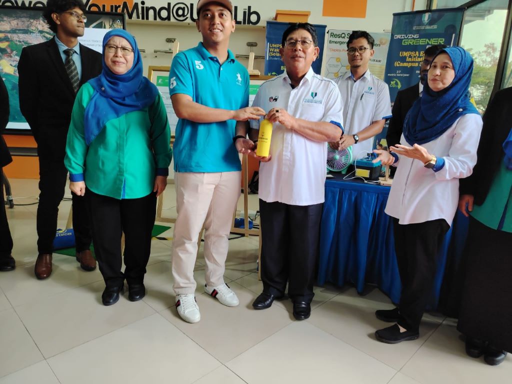 3,000 Botol Air Diserahkan kepada Pelajar UMPSA