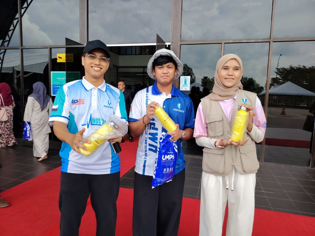 3,000 Botol Air Diserahkan kepada Pelajar UMPSA