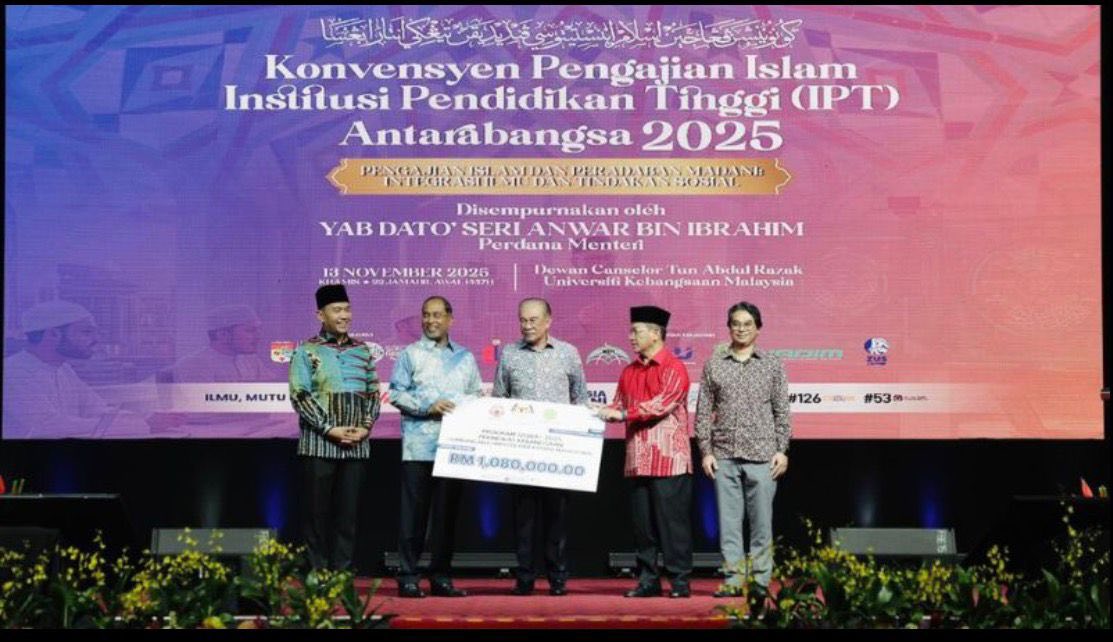 20 pelajar B40 UMPSA terima komputer riba sumbangan Yayasan Taqwa MAWIP
