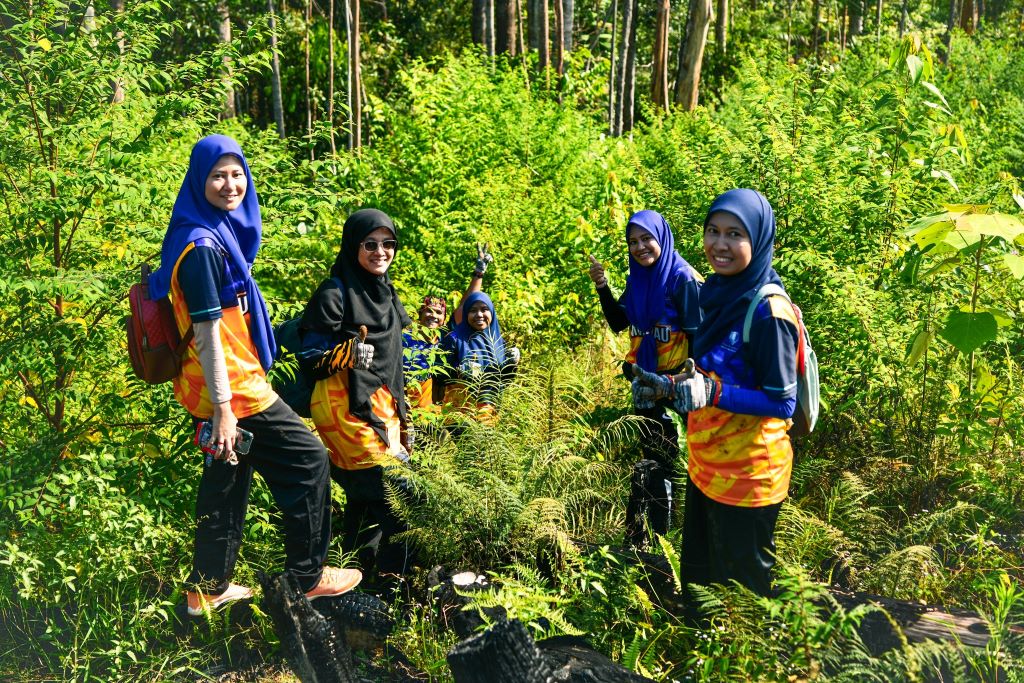 60 UMP Kilau volunteers plant 150 trees at Lake Chini