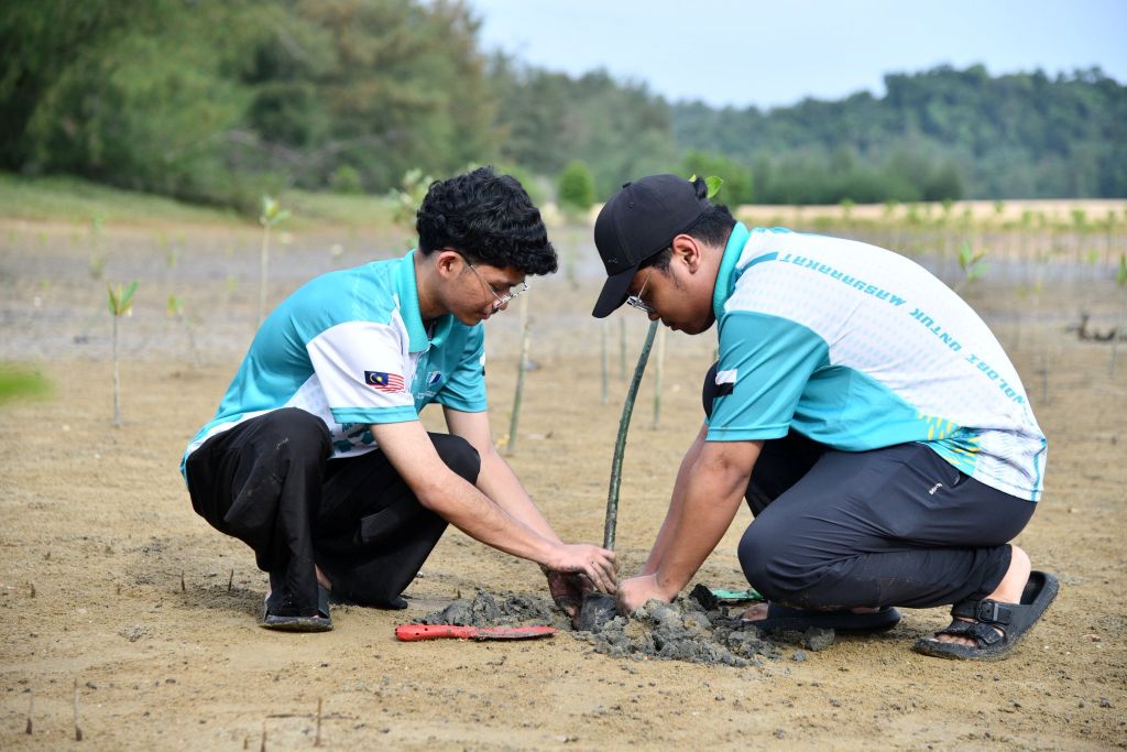 70 UMPSA volunteers plant 1,000 mangrove trees and release 700 baby turtles in conjunction with Antarctica Day 2025