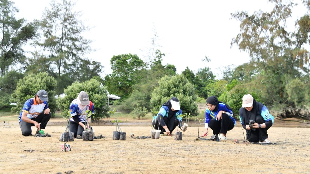 70 sukarelawan UMPSA tanam 1,000 pokok bakau dan lepaskan 700 ekor anak penyu bersempena dengan Sempena Hari Antartika 2025