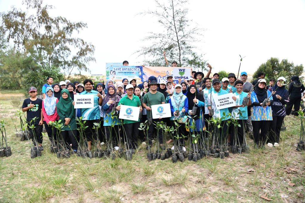 70 UMPSA volunteers plant 1,000 mangrove trees and release 700 baby turtles in conjunction with Antarctica Day 2025