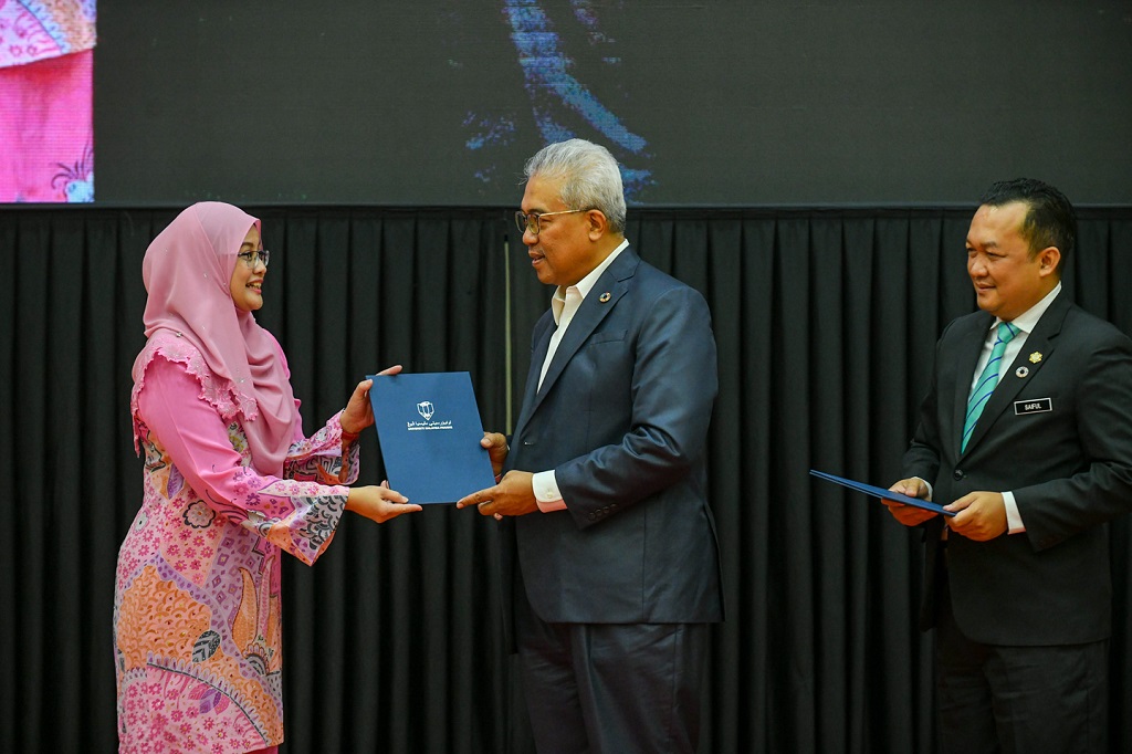 UMP hargai 68 staf setia berkhidmat 20 tahun