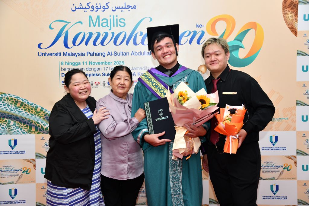 Abraham Lim Bing Sern graduan Analitik Data terima Anugerah Kecemerlangan UMPSA Holdings Sdn. Bhd.