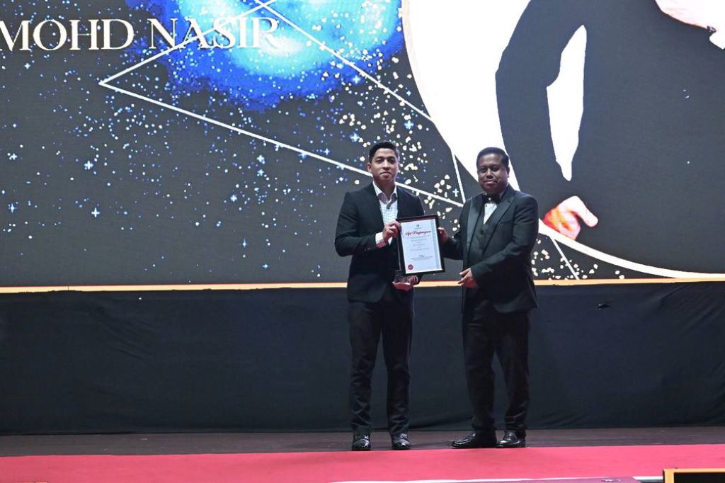 Aizat Mohd Nasir, outstanding young alumnus, receives UMPSA 2024 Mercu Sanjung Alumni Hope Award