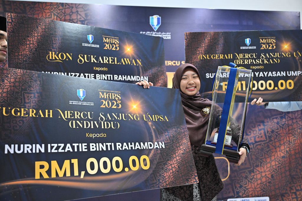 Aktif berbakti demi komuniti, Nurin Izzatie raih Anugerah Mercu Sanjung Individu MARS UMPSA 2025