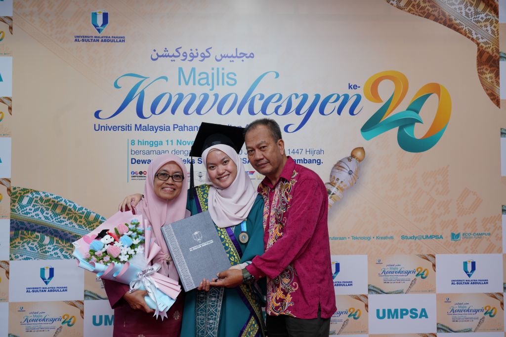 Anak Polis Bantuan, Nadjwa Farhana terima Anugerah Profesor Dato' Dr. Mashitah Mohd Yusoff
