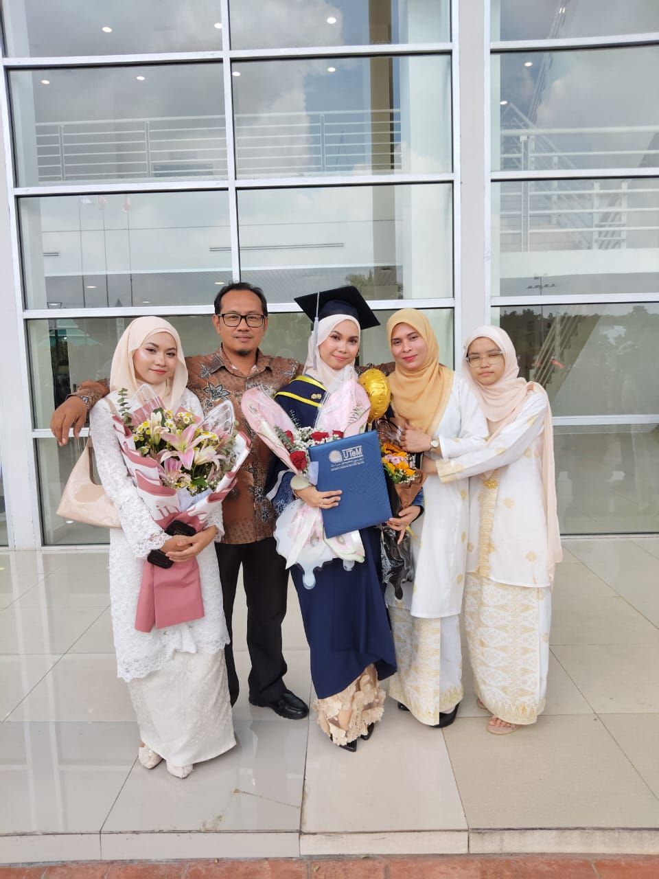 Bapa dan anak rai kejayaan bersama di 2 majlis konvokesyen berbeza