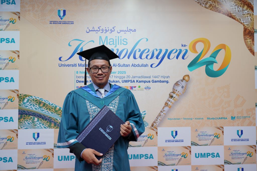 Bapa dan anak rai kejayaan bersama di 2 majlis konvokesyen berbeza