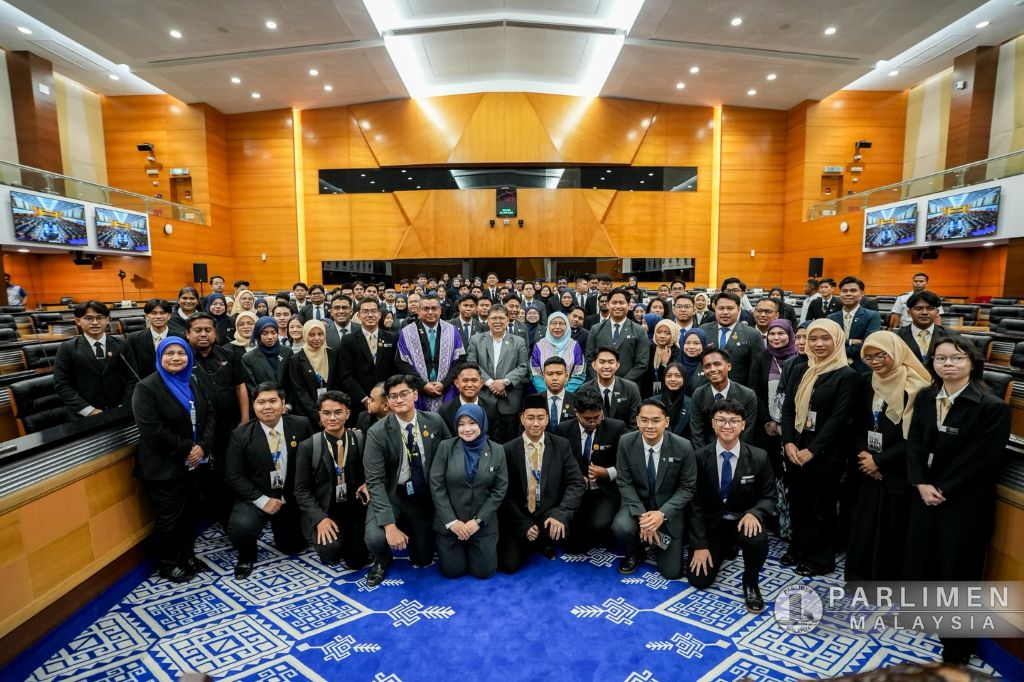 Dari Dewan Senat UMPSA ke Dewan Persidangan Parlimen Malaysia