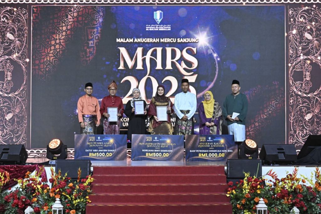 Dato’ Abu Jimi Samat terima Anugerah Ikon Pembelajaran Sepanjang Hayat 