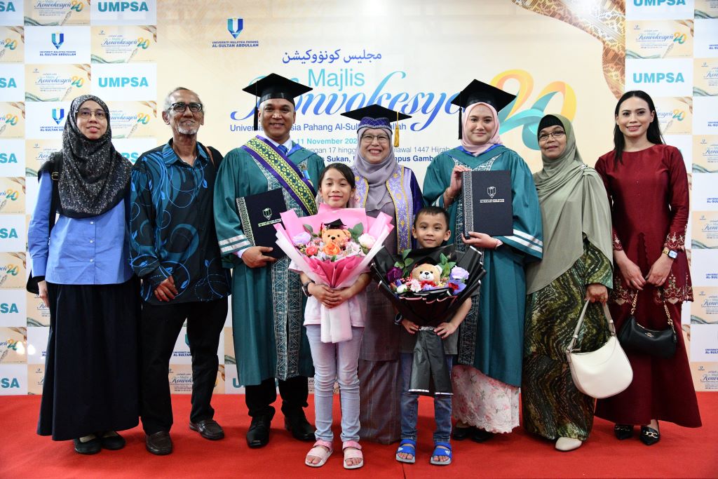 Detik indah pasangan suami isteri, terima Master Eksekutif bersama 