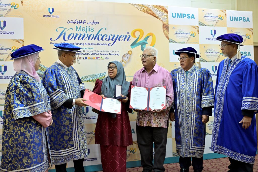 Dr. Siti Hawa receives Abdullah bin Ummi Maktum Inclusive Excellence Award Postgraduate Category