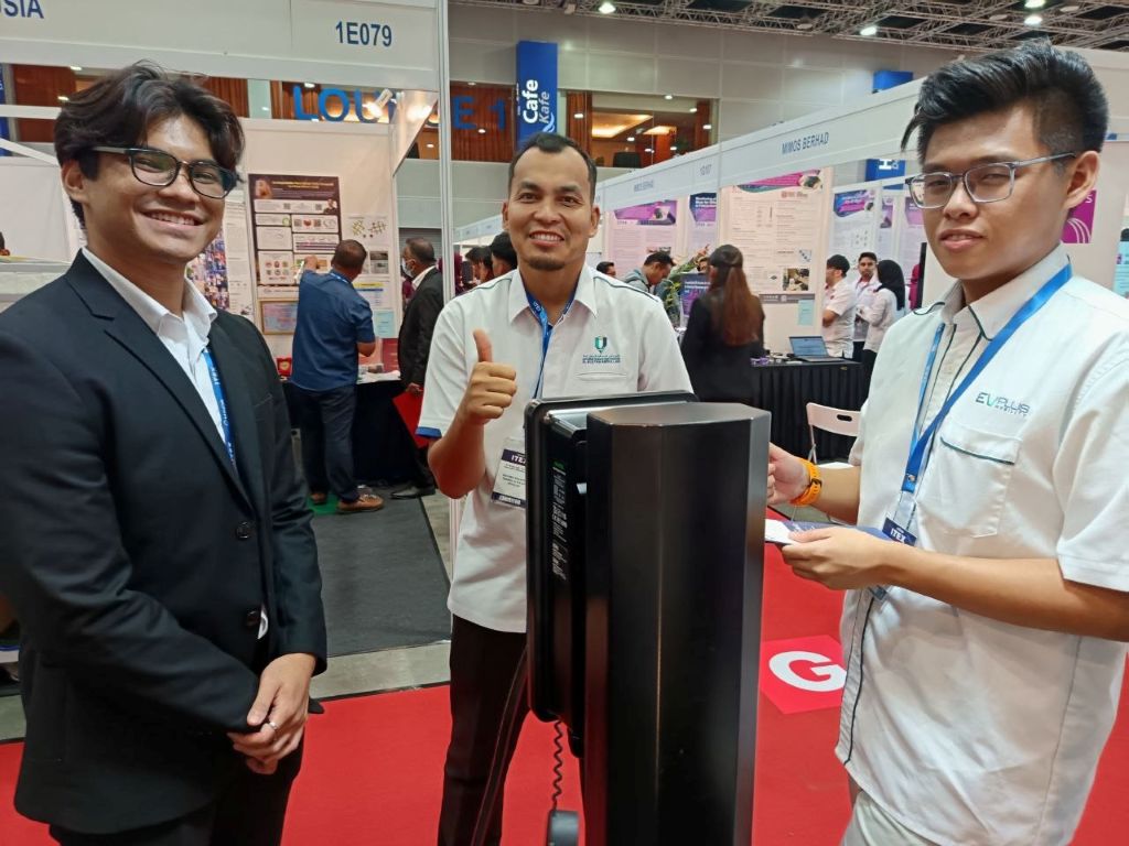 EVcas Lamp, innovation by UMPSA researchers, transforms streetlight poles into electric vehicle chargers