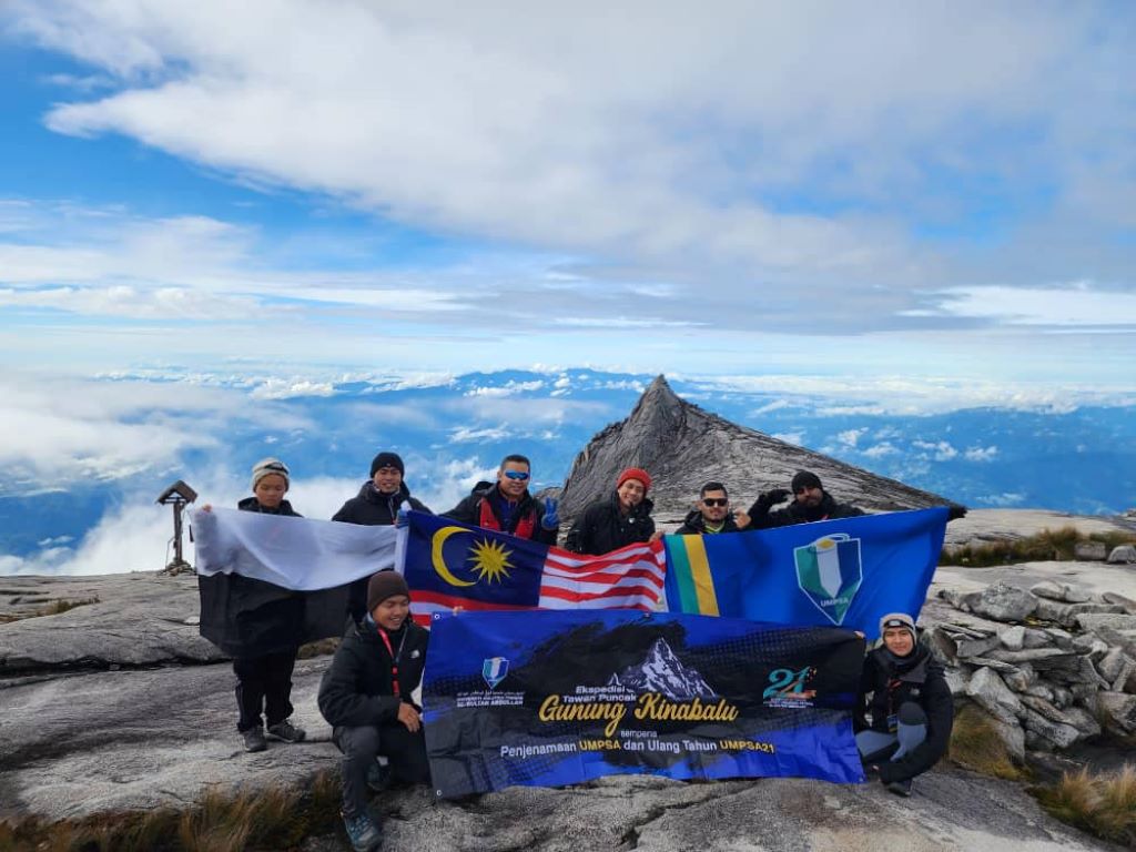 UMPSA achieves Mission of Flying the Jalur Gemilang and its flag at the summit of Mount Kinabalu