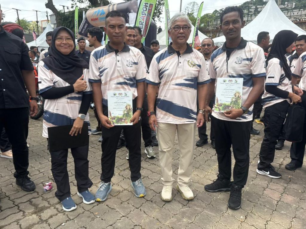 3 staf kibar Bendera UMPSA tawan puncak Gunung Tahan