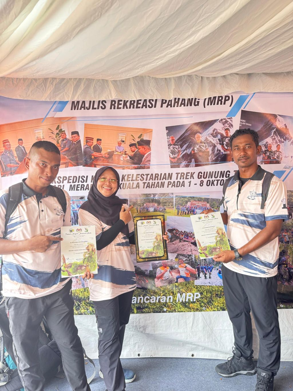 3 staf kibar Bendera UMPSA tawan puncak Gunung Tahan