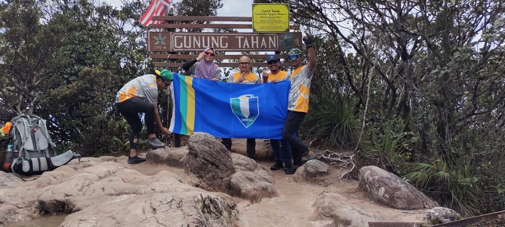 3 staf kibar Bendera UMPSA tawan puncak Gunung Tahan