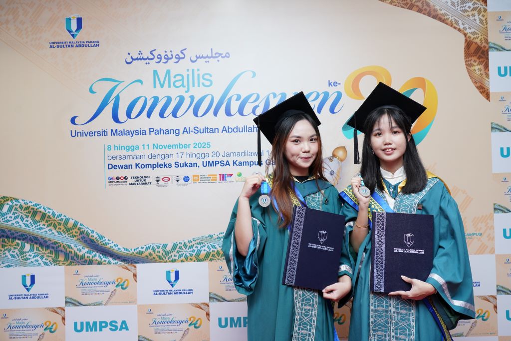 Hadiah Kecemerlangan Akademik Presiden Lembaga Jurutera Malaysia milik Soh Jia Wen dan Chew Poh Yee