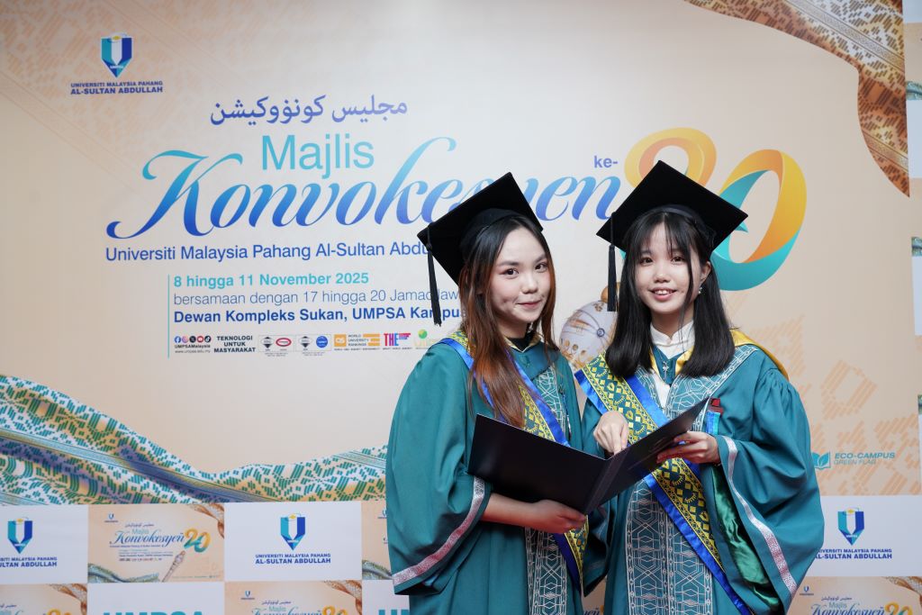 Hadiah Kecemerlangan Akademik Presiden Lembaga Jurutera Malaysia milik Soh Jia Wen dan Chew Poh Yee