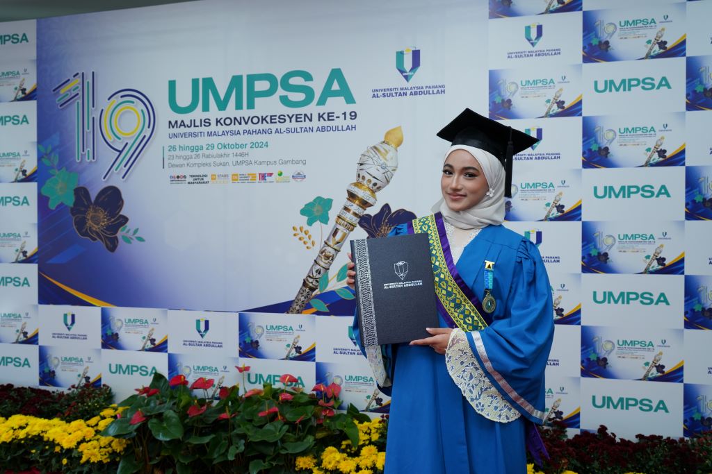 Hasya Najihah receives Academic Excellence Award from the Pahang Islamic Religious and Malay Customs Council (MUIP)