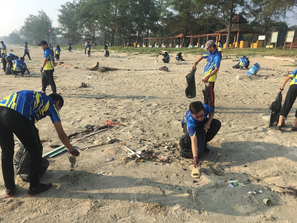 Briged Siswa 4P Gotong-Royong Bersihkan Pantai Leleh    