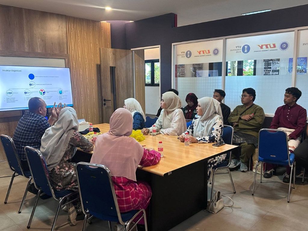 Semangat kebersamaan dan nilai pengorbanan sempena Hari Raya Aidiladha diterjemahkan dengan penuh bermakna menerusi Sambutan Hari Raya Aidiladha yang melibatkan 25 orang mahasiswa daripada Kelab Sukarelawan Yayasan UMPSA, Universitas Teknik Yogyakarta (UTY) dan Universitas Gadjah Mada (UGM) di Jawa Tengah, Wonosobo, Indonesia. Kembara Mobiliti UMPSA@Wonosobo, Indonesia 2026 ini menjadi platform untuk mengukuhkan hubungan silaturahim antara peserta mobiliti dengan masyarakat setempat melalui pelbagai aktivit