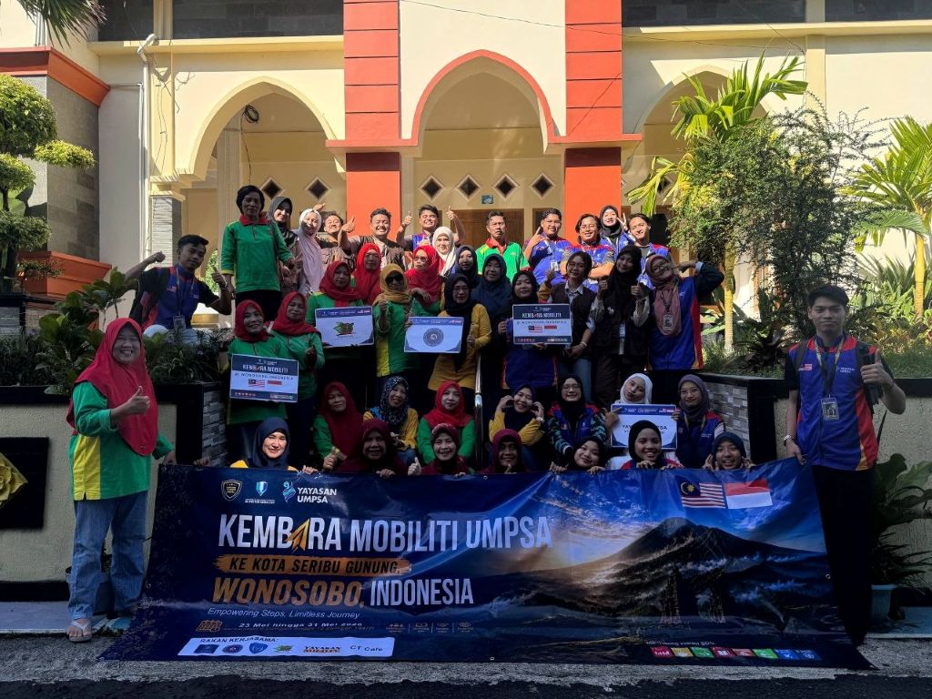 Semangat kebersamaan dan nilai pengorbanan sempena Hari Raya Aidiladha diterjemahkan dengan penuh bermakna menerusi Sambutan Hari Raya Aidiladha yang melibatkan 25 orang mahasiswa daripada Kelab Sukarelawan Yayasan UMPSA, Universitas Teknik Yogyakarta (UTY) dan Universitas Gadjah Mada (UGM) di Jawa Tengah, Wonosobo, Indonesia. Kembara Mobiliti UMPSA@Wonosobo, Indonesia 2026 ini menjadi platform untuk mengukuhkan hubungan silaturahim antara peserta mobiliti dengan masyarakat setempat melalui pelbagai aktivit