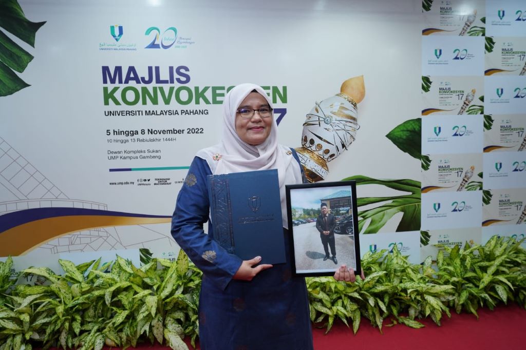 Isteri sebak terima ijazah suami, ayah naik pentas terima diploma anak