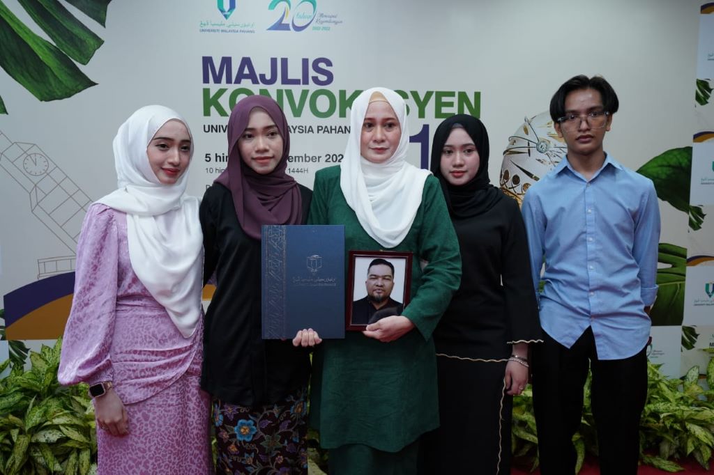 Isteri sebak terima ijazah suami, ayah naik pentas terima diploma anak