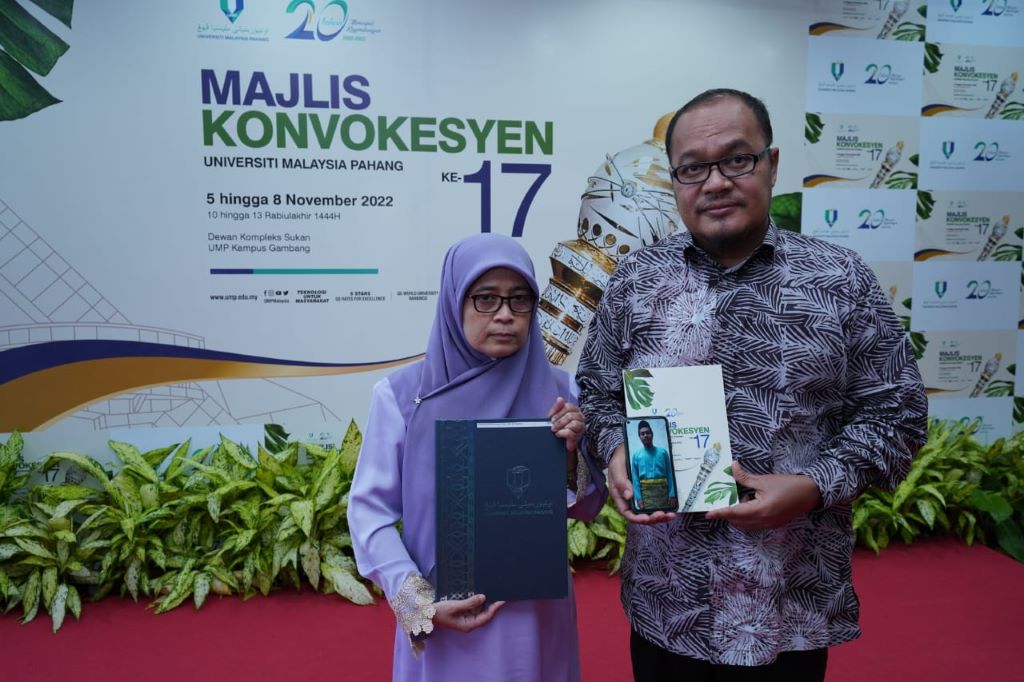 Isteri sebak terima ijazah suami, ayah naik pentas terima diploma anak