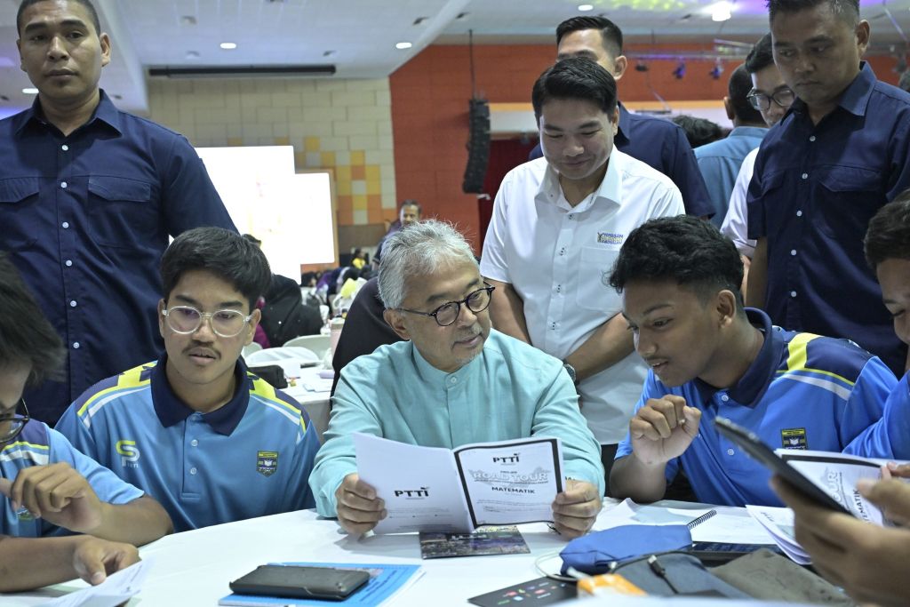  KDPB Sultan Pahang, KDPM Tengku Mahkota Pahang lancar Program Road Tour Skor A+ SPM Pahang dan Tuisyen Komuniti YASA-UMPSA 2025