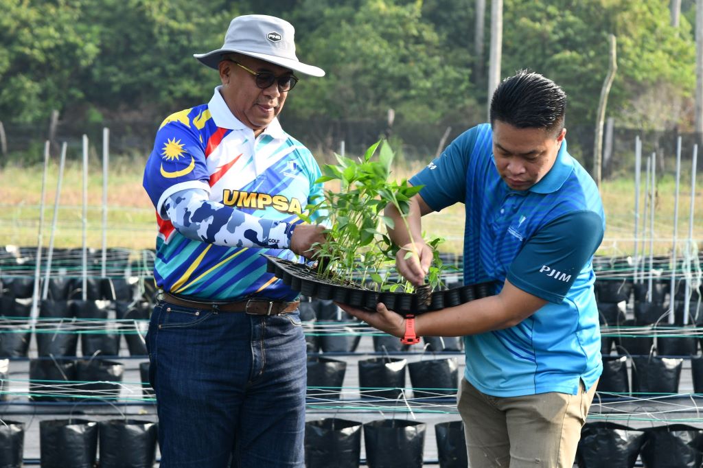 NC UMPSA santuni petani Kampung Bentan Pekan