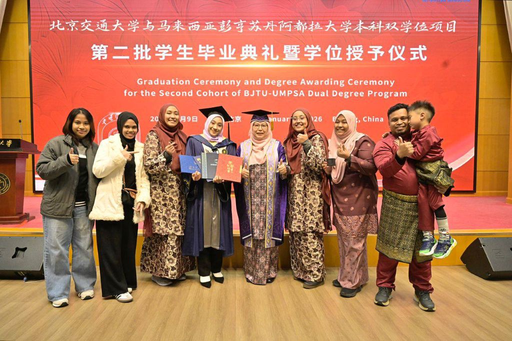 Kang Hui Lynn dan Aida Nadhirah graduan Ijazah Dual UMPSA-BJTU dianugerah Outstanding International Graduate dan Alumni Liaison Person
