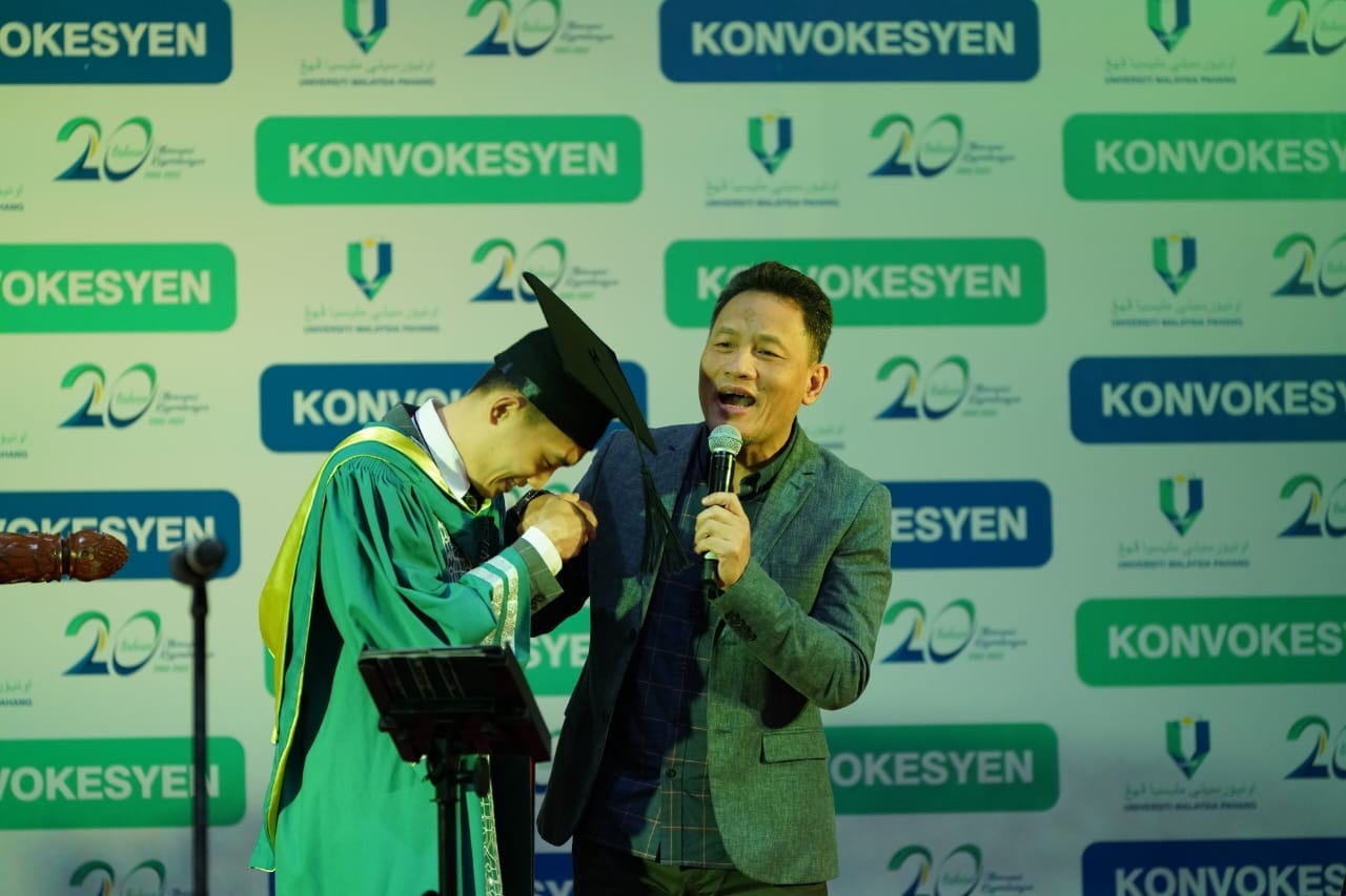 Kejutan buat graduasi anak, Rahmat hiburkan tetamu