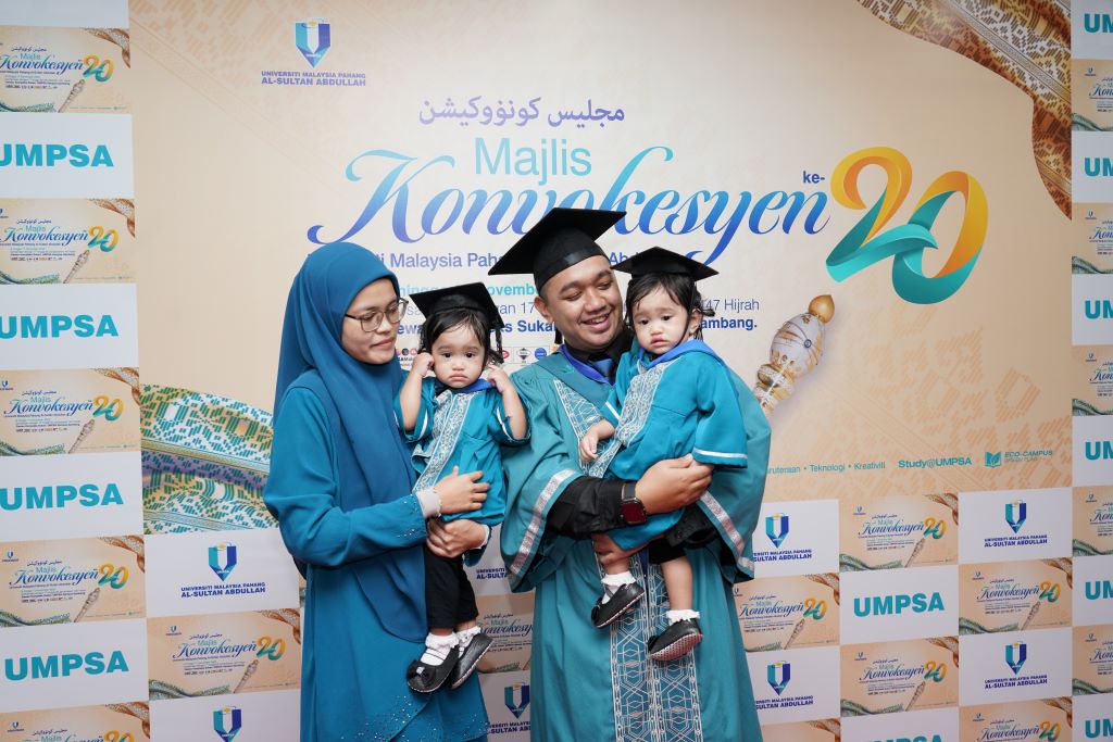 Kembar cilik rai kejayaan ayah di Majlis Konvokesyen UMPSA Ke-20